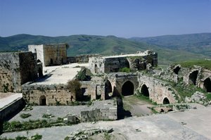 Uitzicht op het kasteel van Krak des Chevaliers vanuit de kerker, gebouwd ca. 1143 door Crusader Period